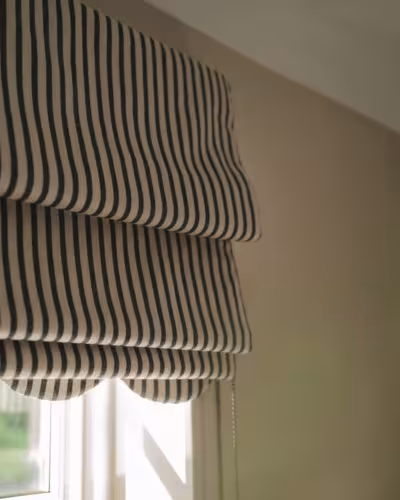 Black and white striped roman blinds, cozy and royal roman look 